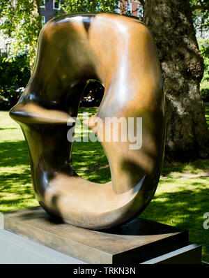 Bronzestatue von Henry Moore 1968-9, (Arbeitsmodell für Oval mit Punkten) auf dem St. James Square, Picadilly, London, vor dem Verkauf im Auktionshaus von Christie Stockfoto