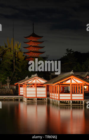 Fünf stöckige Pagode in der Nacht, Miyajima, Japan Stockfoto