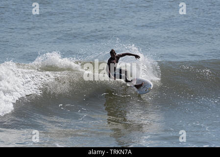 Unbekannter Surfer an der Pazifikküste in Panama Stockfoto