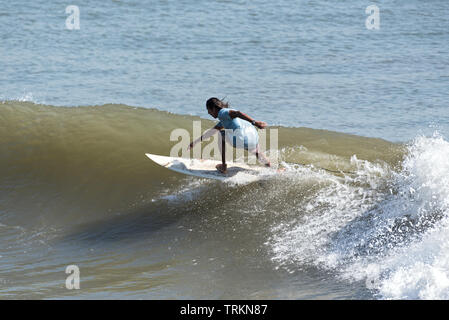 Unbekannter Surfer an der Pazifikküste in Panama Stockfoto