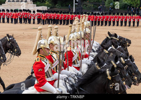 London, Großbritannien. 08 Juni, 2019. Die Farbe 2019, Geburtstag Parade der Königin auf horseguards Parade London in Anwesenheit Ihrer Majestät der Königin. Farbe TRABTEN durch die 1 Bataillon Grenadier Guards Credit Ian Davidson/Alamy leben Nachrichten Stockfoto