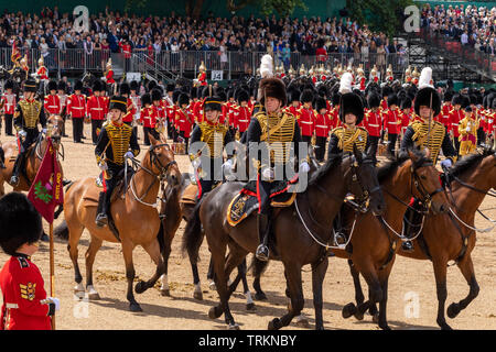 London, Großbritannien. 08 Juni, 2019. Die Farbe 2019, Geburtstag Parade der Königin auf horseguards Parade London in Anwesenheit Ihrer Majestät der Königin. Farbe TRABTEN durch die 1 Bataillon Grenadier Guards Credit Ian Davidson/Alamy leben Nachrichten Stockfoto