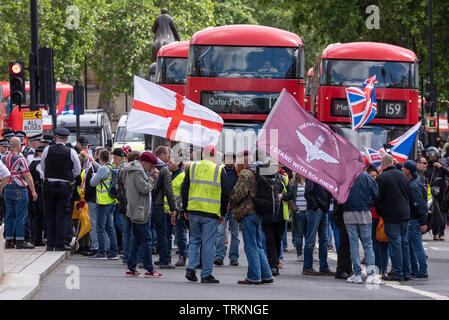 Gelbe Weste Demonstranten stand vor der Verkehr in Whitehall, London, UK bringen den Verkehr zum Erliegen. Sie protestieren gegen über den Mangel an Aktion auf der Brexit Referendums Stockfoto