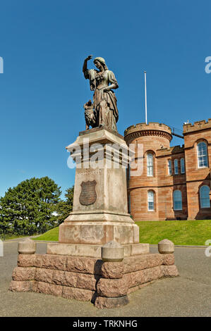 INVERNESS SCHOTTLAND ZENTRALE STADT DER FLORA MACDONALD STATUE VOR DEM ROTEN STEIN SCHLOSS Stockfoto