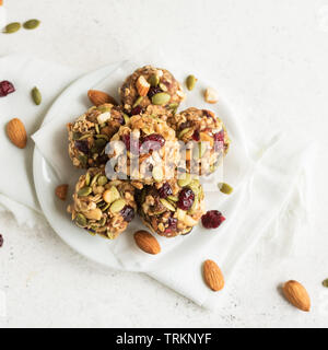 Energie Müsli mit Nüssen, Samen, chemische Preiselbeeren und Honig - vegan vegetarisch organischen snack Müsli Bissen auf weißem Hintergrund, kopieren. Stockfoto