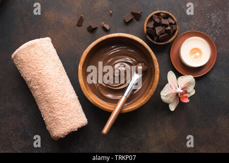 Schokolade Spa flach auf dunklem Hintergrund, Ansicht von oben. Natural Spa Beauty Produkte mit Schokolade. Stockfoto