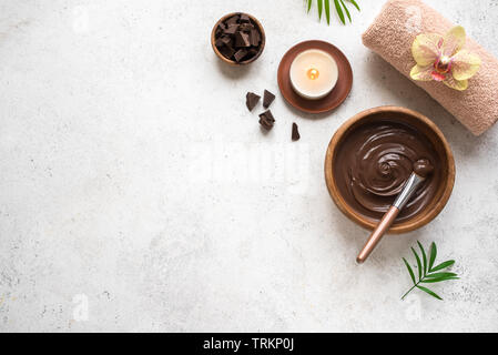 Schokolade Spa flach auf weißem Hintergrund, Ansicht von oben. Natural Spa Beauty Produkte mit Schokolade. Stockfoto