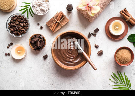 Schokolade und Kaffee Spa flach auf weißem Hintergrund, Ansicht von oben. Natural Spa Beauty Produkte mit Kaffee und Schokolade. Stockfoto