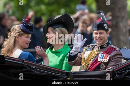 London, Großbritannien. 08 Juni, 2019. Prince Edward, Earl of Wessex mit Frau Sophie Gräfin von Wessex & Tochter Lady Louise Windsor während der 93. Geburtstag der Königin ist offiziell mit einem Festakt und die Farbe in der Mall, Buckingham Palace, London, England am 8. Juni 2019 feierte. Foto von Andy Rowland. Credit: PRiME Media Images/Alamy leben Nachrichten Stockfoto