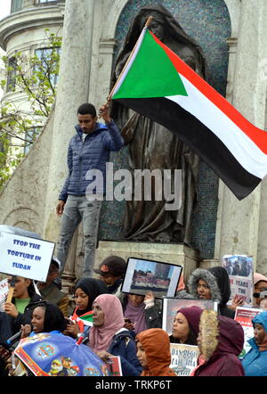 Juni 8, 2019. Anhänger der Sudanesischen Aufstand Kampagne in Piccadilly Gardens, Stadtzentrum Manchester, UK. Seit Dezember 2018 werden die Menschen im Sudan und anderswo haben für politische Reformen und eine zivile Regierung im Sudan bezeichnet. Im April hat die militärische entfernt Präsident Omar al-Bashir von der Macht. Stockfoto