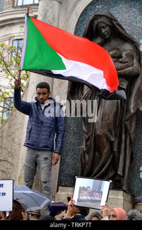 Juni 8, 2019. Anhänger der Sudanesischen Aufstand Kampagne in Piccadilly Gardens, Stadtzentrum Manchester, UK. Seit Dezember 2018 werden die Menschen im Sudan und anderswo haben für politische Reformen und eine zivile Regierung im Sudan bezeichnet. Im April hat die militärische entfernt Präsident Omar al-Bashir von der Macht. Stockfoto