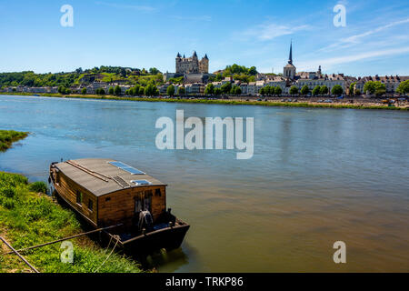 Chateau de Saumur und Kirche Saint Pierre auf der Loire, Maine et Loire, Pays de la Loire, Frankreich Stockfoto