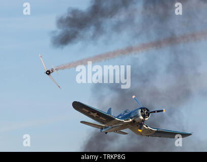 Ein Vought F4U Corsair Fighter und Japanischen Zero eine Antenne dogfight erstellen während des Zweiten Weltkrieges. Stockfoto