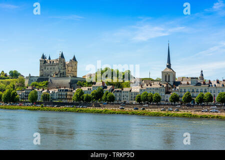 Saumur, Blick auf die Stadt mit Schloss und Kirche von Saint Pierre auf der Loire, Maine et Loire, Pays de la Loire, Frankreich Stockfoto