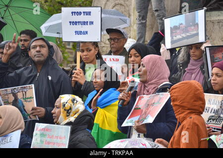 Juni 8, 2019. Anhänger der Sudanesischen Aufstand Kampagne in Piccadilly Gardens, Stadtzentrum Manchester, UK. Seit Dezember 2018 werden die Menschen im Sudan und anderswo haben für politische Reformen und eine zivile Regierung im Sudan bezeichnet. Im April hat die militärische entfernt Präsident Omar al-Bashir von der Macht. Stockfoto