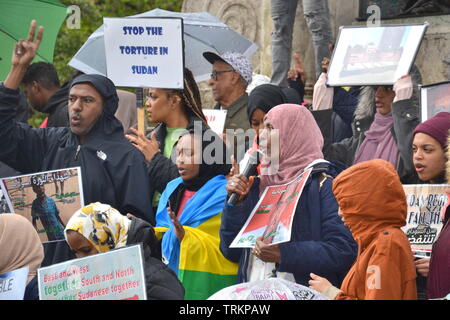 Juni 8, 2019. Anhänger der Sudanesischen Aufstand Kampagne in Piccadilly Gardens, Stadtzentrum Manchester, UK. Seit Dezember 2018 werden die Menschen im Sudan und anderswo haben für politische Reformen und eine zivile Regierung im Sudan bezeichnet. Im April hat die militärische entfernt Präsident Omar al-Bashir von der Macht. Stockfoto