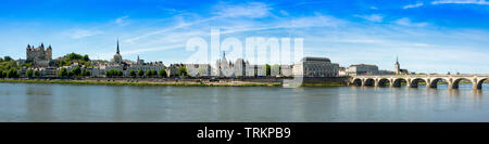 Blick auf die Stadt mit Schloss und Kirche von Saint Pierre von Saumur, Departement Maine-et-Loire, Region Pays de la Loire, Frankreich Stockfoto