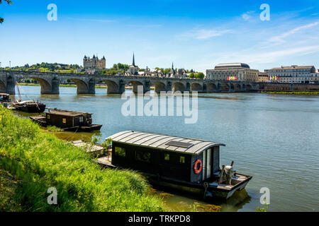 Die Cessart Brücke und Chateau de Saumur auf der Loire, Maine et Loire, Pays de la Loire, Frankreich Stockfoto