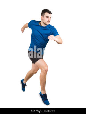 Volle Länge des bestimmt kaukasischen Mann Athlet schnelle Drehzahl läuft auf weißem Hintergrund. Jungen Kerl Läufer tragen schwarz und blau Sportswear Stockfoto
