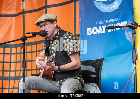 Poole, Dorset, Großbritannien. 8. Juni 2019. Der Mensch spielt eine Gitarre an der jährlichen Poole Harbour Boat Show am Kai in Poole, Dorset statt. Verkaufsstände nautische Geräte Linie am Kai entlang mit live Musik und ein Festival Atmosphäre. Quelle: Thomas Faull/Alamy leben Nachrichten Stockfoto