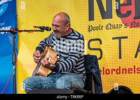 Poole, Dorset, Großbritannien. 8. Juni 2019. Der Mensch spielt eine Gitarre an der jährlichen Poole Harbour Boat Show am Kai in Poole, Dorset statt. Verkaufsstände nautische Geräte Linie am Kai entlang mit live Musik und ein Festival Atmosphäre. Quelle: Thomas Faull/Alamy leben Nachrichten Stockfoto