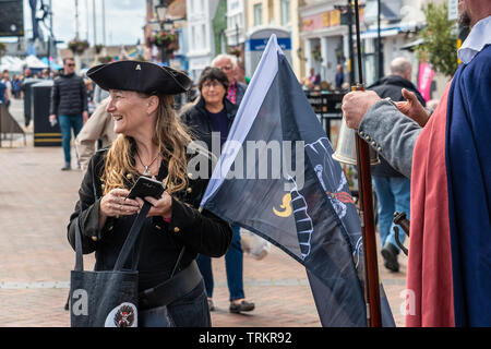 Poole, Dorset, Großbritannien. 8. Juni 2019. Potenzielle Käufer Blick an Verkaufsständen und Boote zum Verkauf an der jährlichen Poole Harbour Boat Show statt am Kai in Poole, Dorset. Verkaufsstände nautische Geräte Linie am Kai entlang mit live Musik und ein Festival Atmosphäre. Quelle: Thomas Faull/Alamy leben Nachrichten Stockfoto