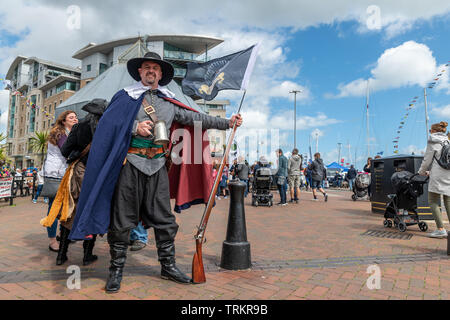 Poole, Dorset, Großbritannien. 8. Juni 2019. Potenzielle Käufer Blick an Verkaufsständen und Boote zum Verkauf an der jährlichen Poole Harbour Boat Show statt am Kai in Poole, Dorset. Verkaufsstände nautische Geräte Linie am Kai entlang mit live Musik und ein Festival Atmosphäre. Quelle: Thomas Faull/Alamy leben Nachrichten Stockfoto