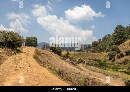 Echo Dorf mit führenden Straße und blauer Himmel Bild wird in Kodaikanal, die die Natur des Menschen berücksichtigt. Stockfoto