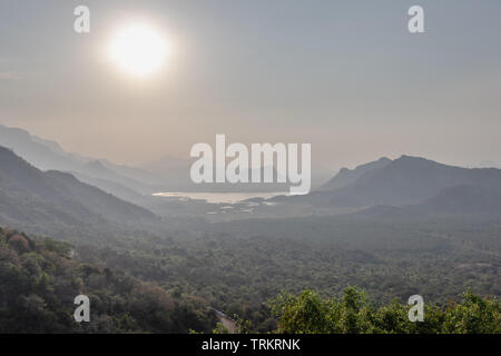 Sonnenaufgang in den Bergen über dem Bild wird im Echo Dorf kodaikanal zeigt die Natur genommen. Stockfoto