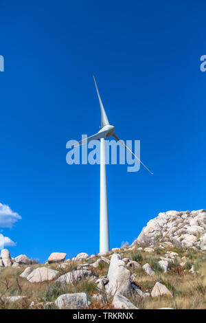 Detaillierte Nahaufnahme einer Windkraftanlage; Generator-, Rotor- und Blade anzeigen Stockfoto