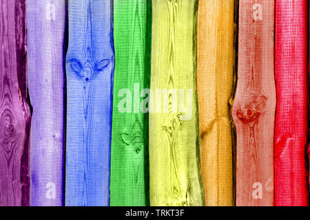 Symbol der Toleranz und Vielfalt. Regenbogenfarbige alte verwitterte Holzbretter Stockfoto
