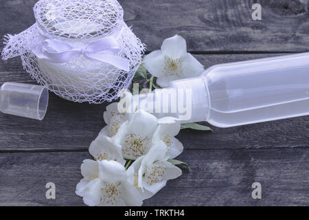 Kosmetische jasmin Wasser in einer Flasche auf einem dunklen Hintergrund. Kosmetische Verfahren Stockfoto