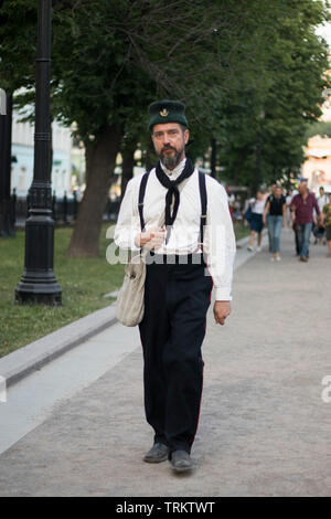 Moskau, Russland - Juni 7, 2019: Männlich Rekonstruktor in Uniform der Zeiten der Verteidigung von Sewastopol Spaziergänge entlang des Boulevard Stockfoto