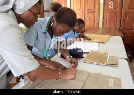 Lycée d'Enseignement technique. Cours de couture. Abkommen von Lomé. Togo. Afrique de l'Ouest. Stockfoto