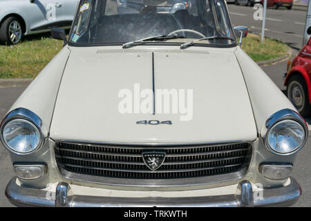 Wattrelos, Frankreich - Juni 02,2019: Vorderansicht eines grauen Peugeot 404 Auto, Auto am 7. Retro Car Festival am Renault Wattrelos ZI Martinoire ausgestellt. Stockfoto