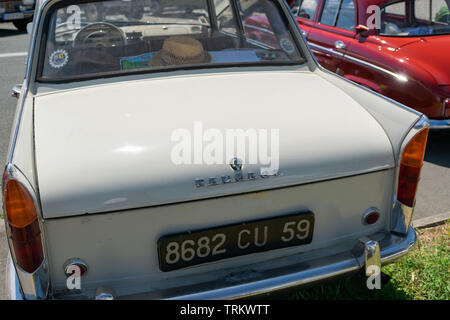 Wattrelos, Frankreich - Juni 02,2019: Vorderansicht eines grauen Peugeot 404 Auto, Auto am 7. Retro Car Festival am Renault Wattrelos ZI Martinoire ausgestellt. Stockfoto