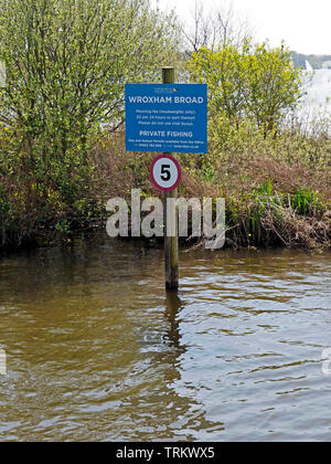 Hinweisschild für Sportboote an einem der Eingänge in Wroxham Broad erklären, Festmachen und Angeln Regeln. Stockfoto