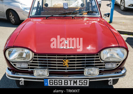 Wattrelos, Frankreich - Juni 02,2019: Vorderansicht des Peugeot 204 Auto, Auto am 7. Retro Car Festival am Renault Wattrelos ZI Martinoire ausgestellt. Stockfoto