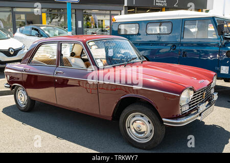 Wattrelos, Frankreich - Juni 02,2019: Vorderansicht des Peugeot 204 Auto, Auto am 7. Retro Car Festival am Renault Wattrelos ZI Martinoire ausgestellt. Stockfoto