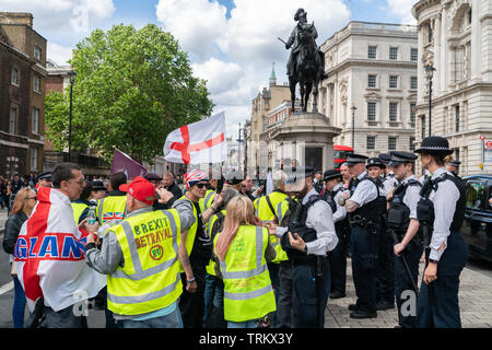 08 Jun 2019 - London, UK. Eine Gruppe von Aufgebrachten nationalistischen Demonstranten Rallye ein Protest außerhalb Whitehall. Stockfoto