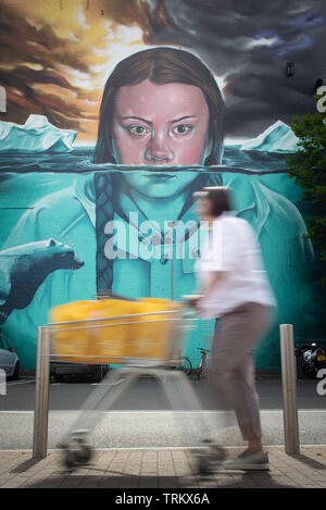 Die Tabakfabrik, North Street, Bristol, Avon, Großbritannien. 1. Juni 2019. Supermarkt einkaufen Pass vor einem neuen street art Kommission in Bristol depi Stockfoto