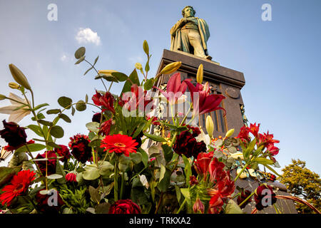 Blumen am Denkmal für Alexander Puschkin zum 220. Geburtstag des Dichters am Puschkin-Platz im Zentrum von Moskau, Russland Stockfoto