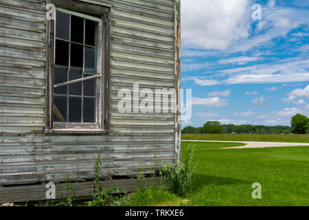 Gesprengte Fenster auf alten verwitterten Bauernhaus. Stockfoto