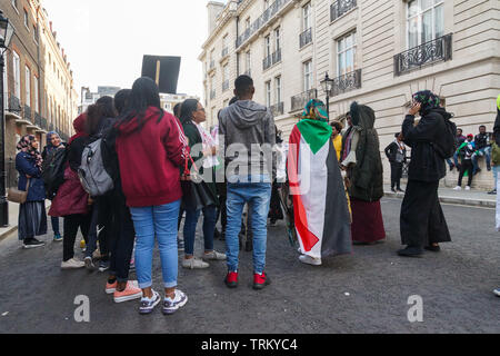 London, Großbritannien. 8. Juni 2019. Sudanesische Londonern gegen inländische das sudanesische Regime der aktuellen Politik und ihre Durchsetzung außerhalb der Sudanesischen Botschaft in Cleveland Reihe, St James's, London demonstrieren. Credit: Peter Hogan/Alamy leben Nachrichten Stockfoto