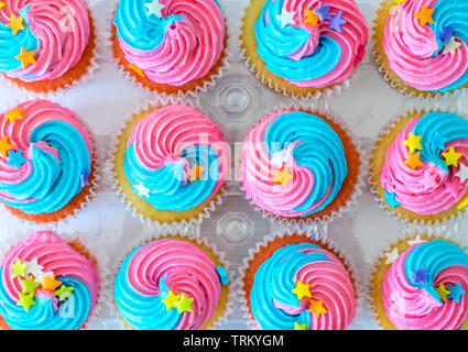 Bunten cupcakes in einer Art und Weise, für Einhorn themed Party feiern angeordnet Stockfoto