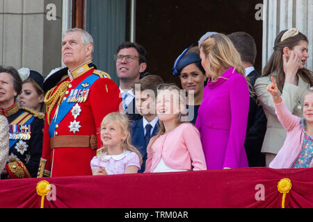 Bild vom Juni 8. Zeigt die Herzogin von Sussex (Mitte, blauen Hut) an der die Farbe heute in London Trooping. Offiziellen Geburtstag der Königin wurde mit der jährlichen Parade die Farbe gekennzeichnet. Sie wurde von den Mitgliedern ihrer Familie und Tausende von Zuschauern in die Anzeige in der Horse Guards Parade in Whitehall zu beobachten. Der Prinz von Wales und die Herzogin von Cornwall, der Herzog und die Herzogin von Cambridge und der Herzog und die Herzogin von Sussex alle besucht. Die Königin feierte ihren 93. Geburtstag im April. Die königliche Oberst - der Prinz von Wales, Oberst der Welsh Guards, die Princess Royal Stockfoto