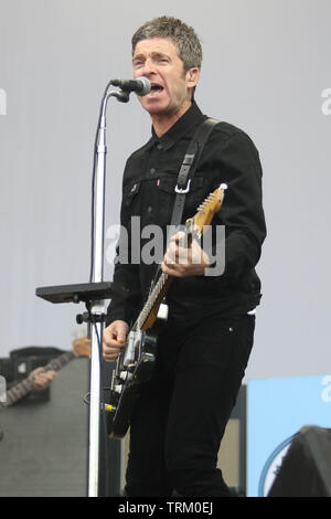 Inverness, Schottland, Großbritannien. 8. Juni 2019. Noel Gallagher's Hoch fliegende Vögel an Bught Park in Inverness. Credit: Andrew Smith Credit: Andrew Smith/Alamy leben Nachrichten Stockfoto