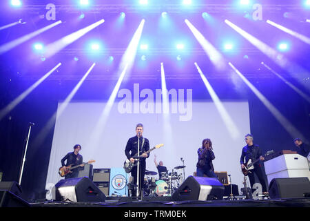 Inverness, Schottland, Großbritannien. 8. Juni 2019. Noel Gallagher's Hoch fliegende Vögel an Bught Park in Inverness. Credit: Andrew Smith Credit: Andrew Smith/Alamy leben Nachrichten Stockfoto