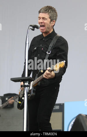 Inverness, Schottland, Großbritannien. 8. Juni 2019. Noel Gallagher's Hoch fliegende Vögel an Bught Park in Inverness. Credit: Andrew Smith Credit: Andrew Smith/Alamy leben Nachrichten Stockfoto