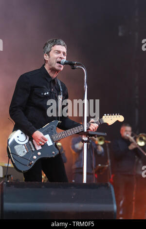 Inverness, Schottland, Großbritannien. 8. Juni 2019. Noel Gallagher's Hoch fliegende Vögel an Bught Park in Inverness. Credit: Andrew Smith Credit: Andrew Smith/Alamy leben Nachrichten Stockfoto